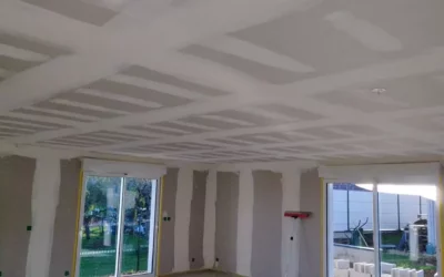 Pose de faux plafond à Besançon en plâtre : alliez tradition et modernité dans votre intérieur