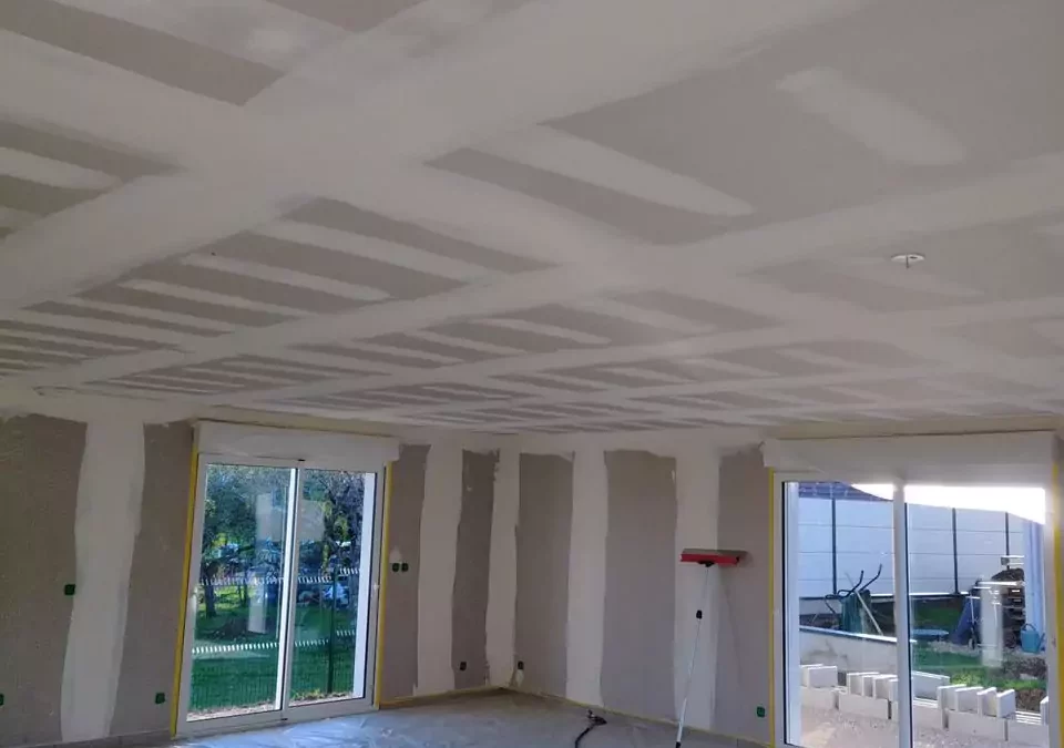 Pose de faux plafond à Besançon en plâtre : alliez tradition et modernité dans votre intérieur